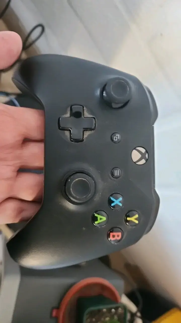 Consola Xbox One con dos controles - 2