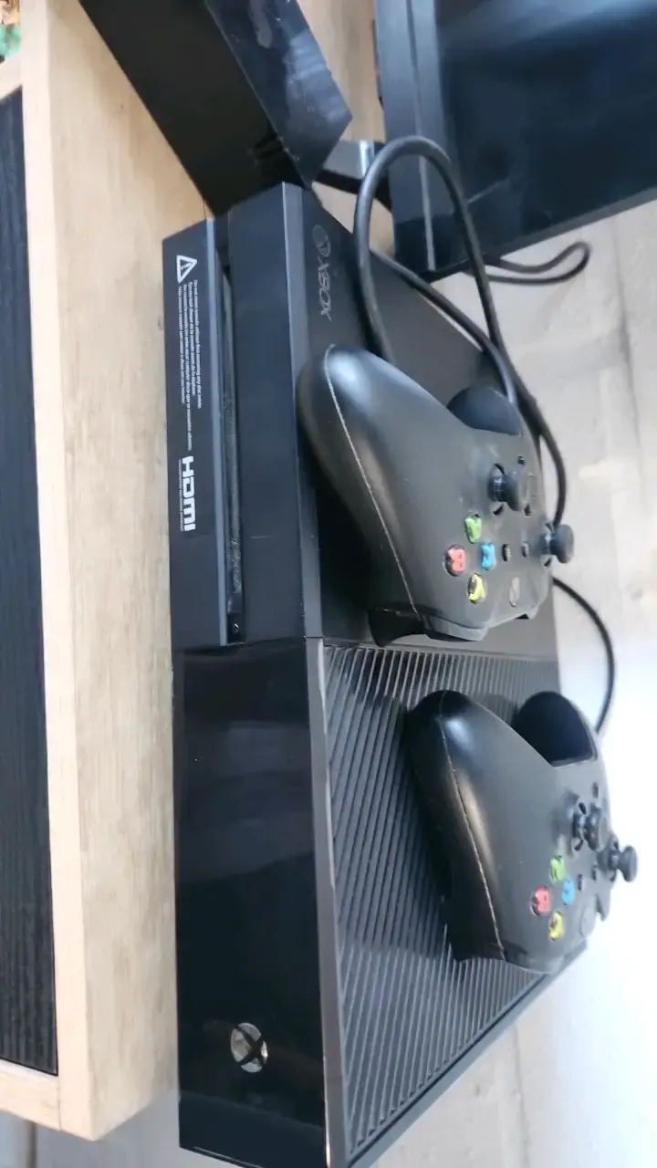 Consola Xbox One con dos controles - 3