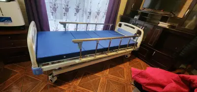 Cama clínica eléctrica con barandas - miniatura 1