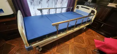 Cama clínica eléctrica con barandas - miniatura 2