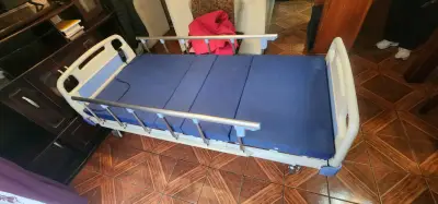 Cama clínica eléctrica con barandas - miniatura 3