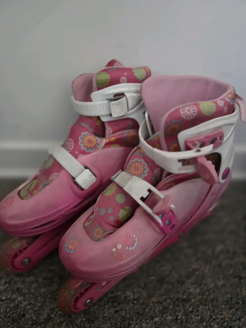 Patines en línea rosas para niñas con diseño floral