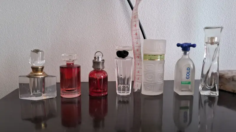 Set de frascos de perfume decorativos variados