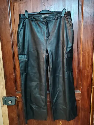 Pantalones de ecocuero negro con bolsillos - miniatura 1