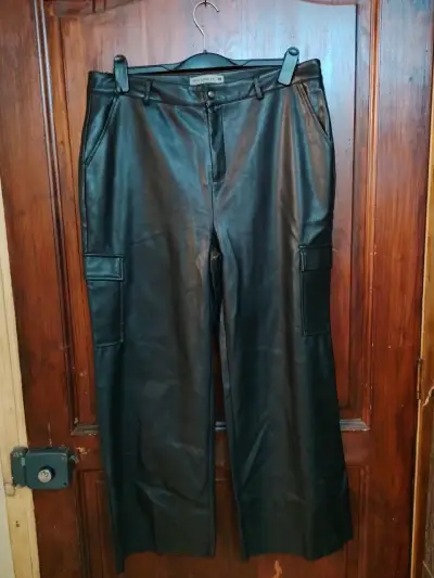 Pantalones de ecocuero negro con bolsillos - miniatura 2