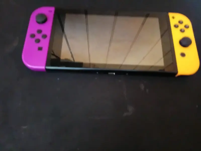 Consola portátil con controles coloridos