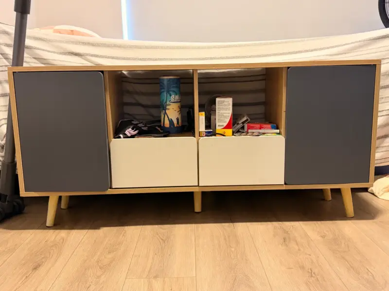 Rack  moderno con puertas grises