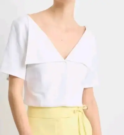 Blusa blanca con escote en V - miniatura 1