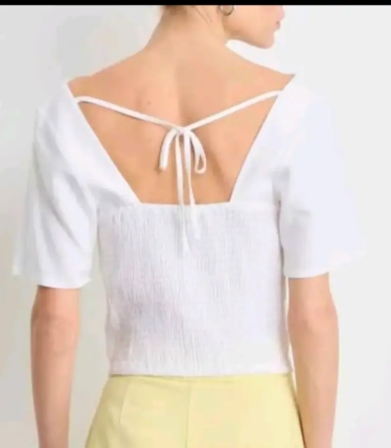 Blusa blanca con escote en V - 2