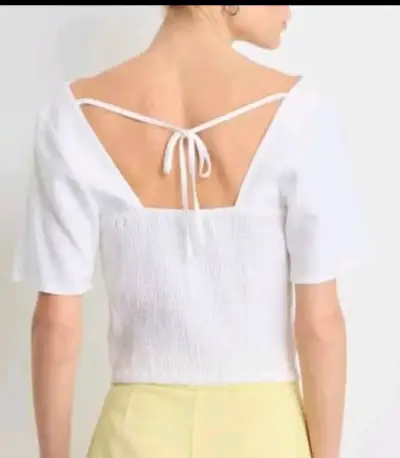 Blusa blanca con escote en V - miniatura 2