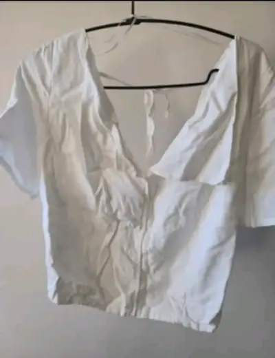 Blusa blanca con escote en V - miniatura 4