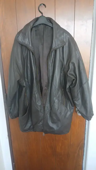 Chaqueta de cuero negra natural. - miniatura 1