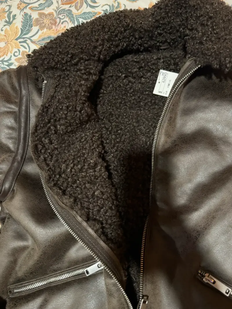 Chaqueta de cuero sintético marrón con forro de borrego - 2