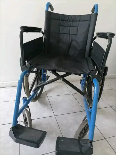 Silla de ruedas plegable en buen estado - miniatura 1