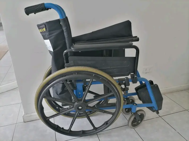 Silla de ruedas plegable en buen estado - 2
