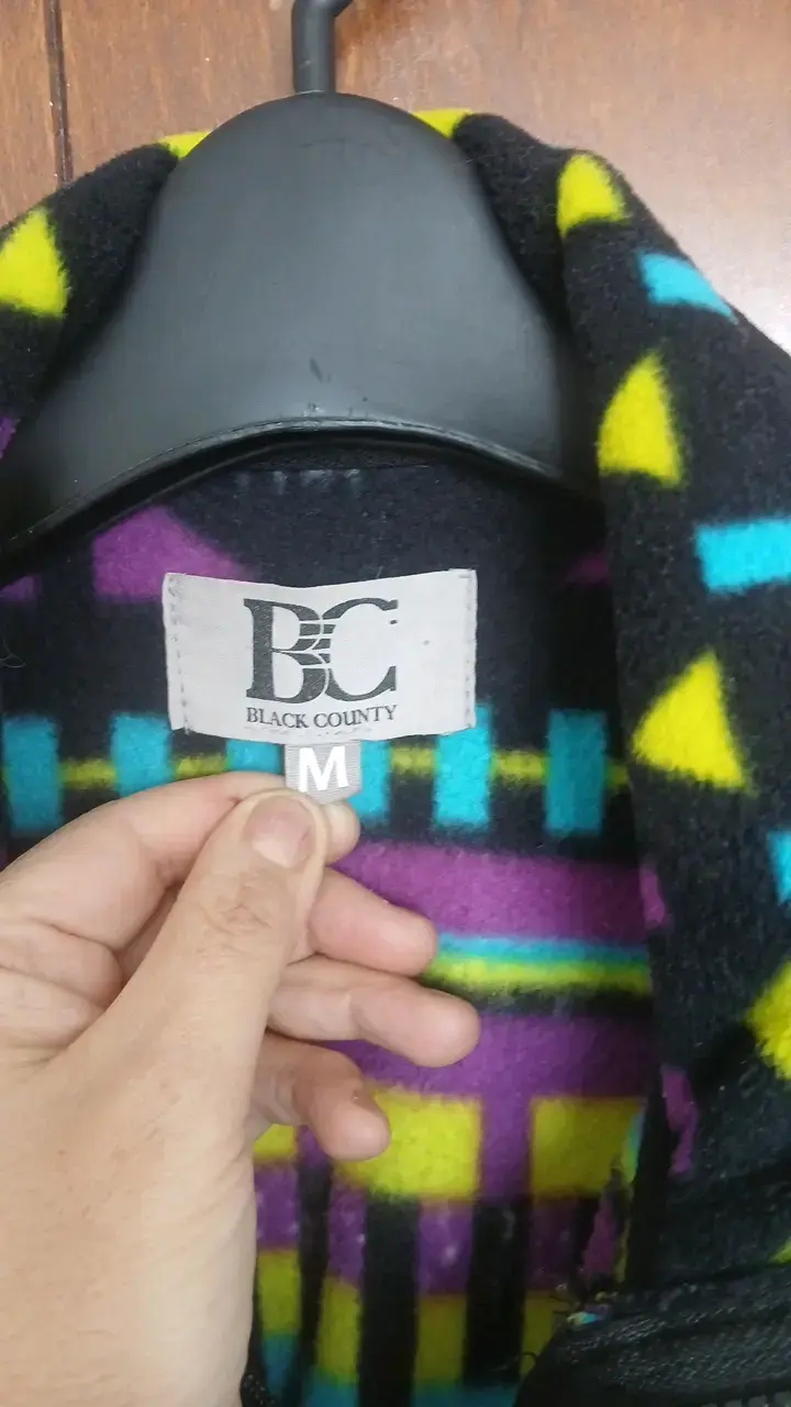 Chaqueta de polar Black County con diseño colorido - 2