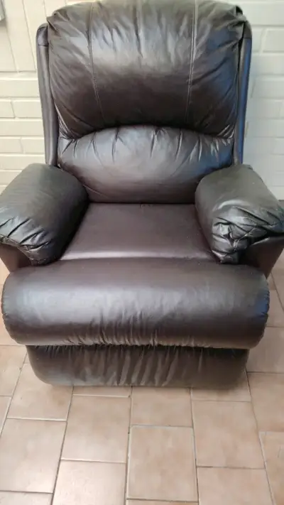 Sillón reclinable de cuero marrón en buen estado - miniatura 1