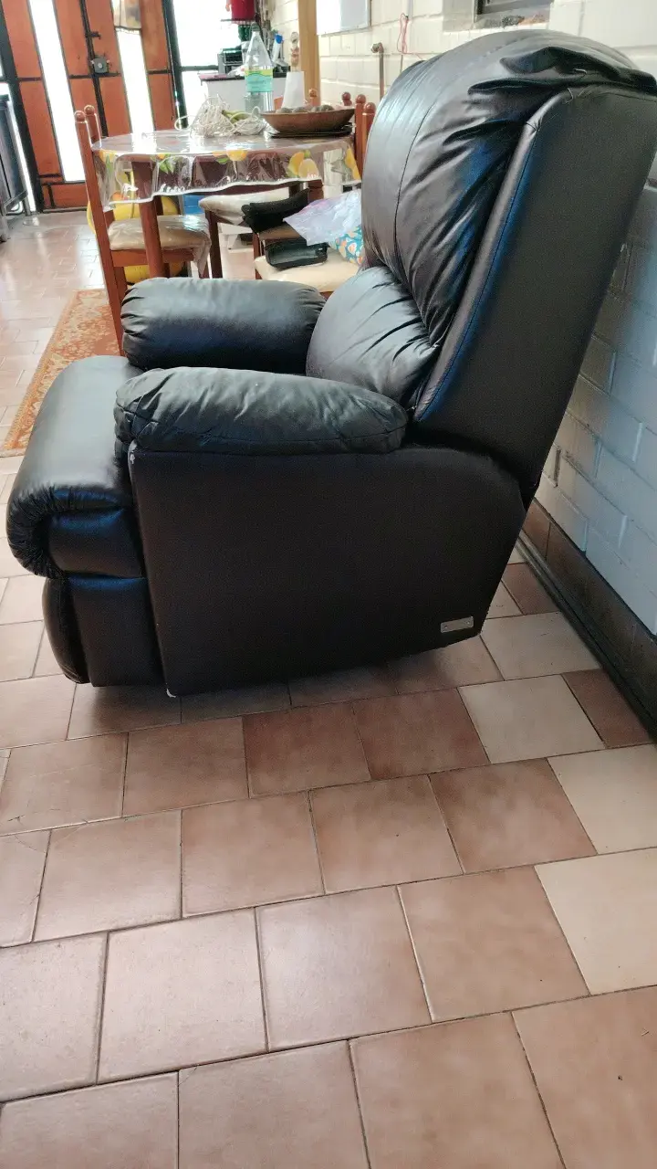 Sillón reclinable de cuero marrón en buen estado - 2