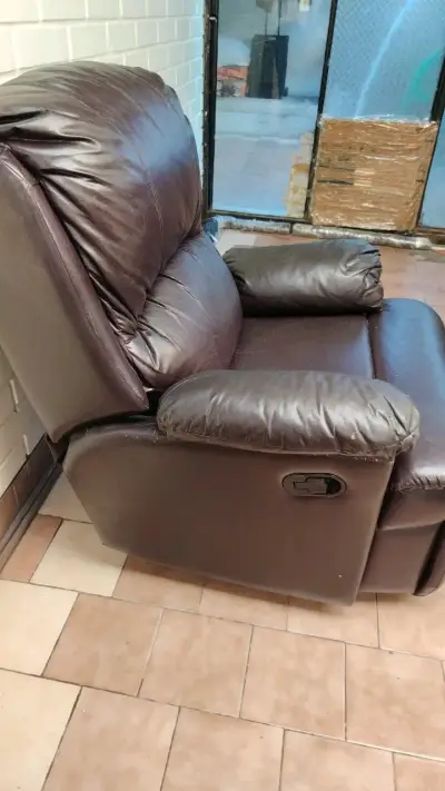 Sillón reclinable de cuero marrón en buen estado - miniatura 3
