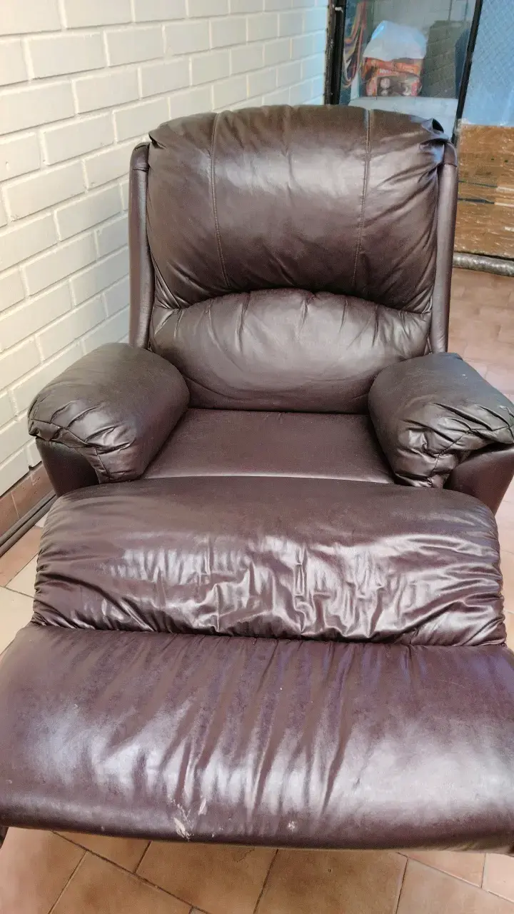 Sillón reclinable de cuero marrón en buen estado - 4