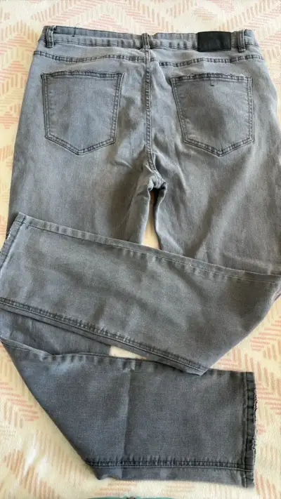 Jeans Alaniz gris para hombre en buen estado - miniatura 3