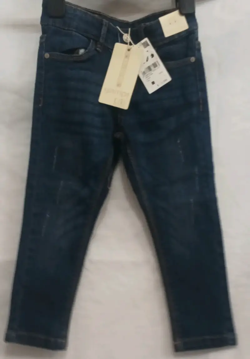 Jeans azul oscuro para mujer con etiqueta