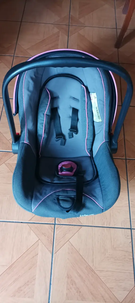 Silla de Auto para Bebé Gris con Detalles Rosados - 1