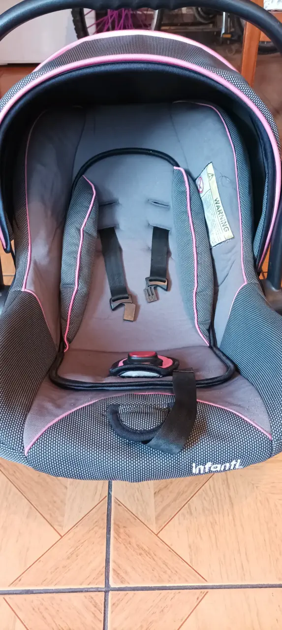Silla de Auto para Bebé Gris con Detalles Rosados - 2