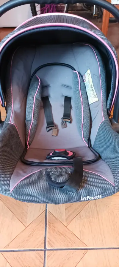 Silla de Auto para Bebé Gris con Detalles Rosados - miniatura 2