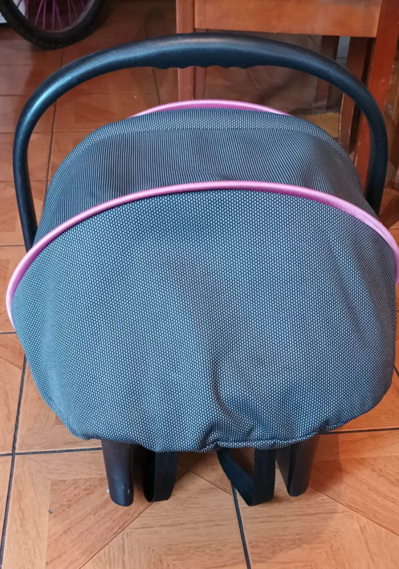 Silla de Auto para Bebé Gris con Detalles Rosados - 4