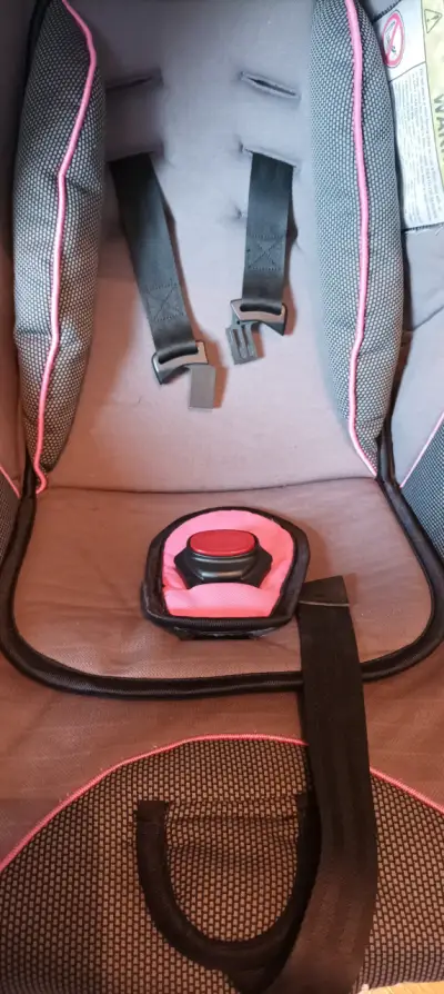 Silla de Auto para Bebé Gris con Detalles Rosados - miniatura 5