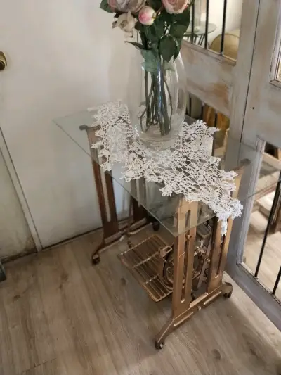 Mesa auxiliar de vidrio con base de fierro - miniatura 1
