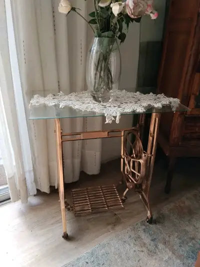 Mesa auxiliar de vidrio con base de fierro - miniatura 3