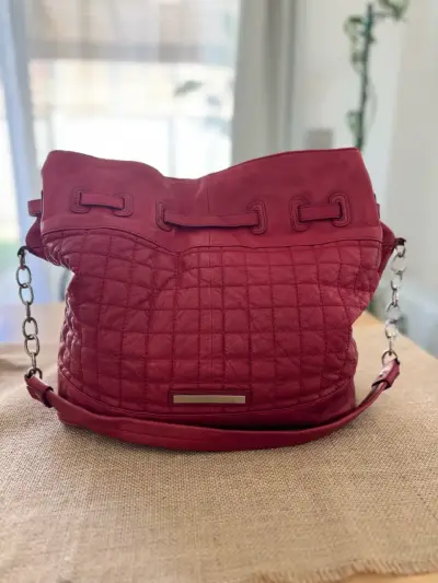 Bolso de cuero rojo con diseño acolchado - miniatura 1