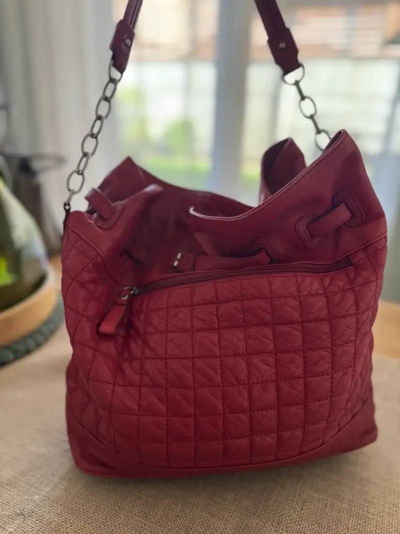 Bolso de cuero rojo con diseño acolchado - 2