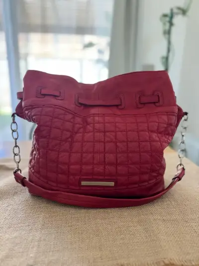 Bolso de cuero rojo con diseño acolchado - miniatura 3