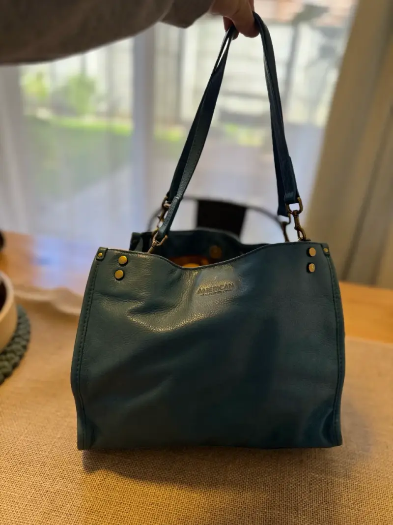 Bolso de cuero rojo con diseño acolchado - 1