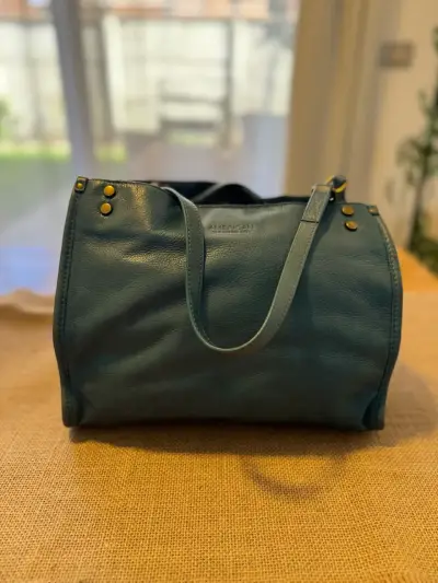 Bolso de cuero rojo con diseño acolchado - miniatura 2