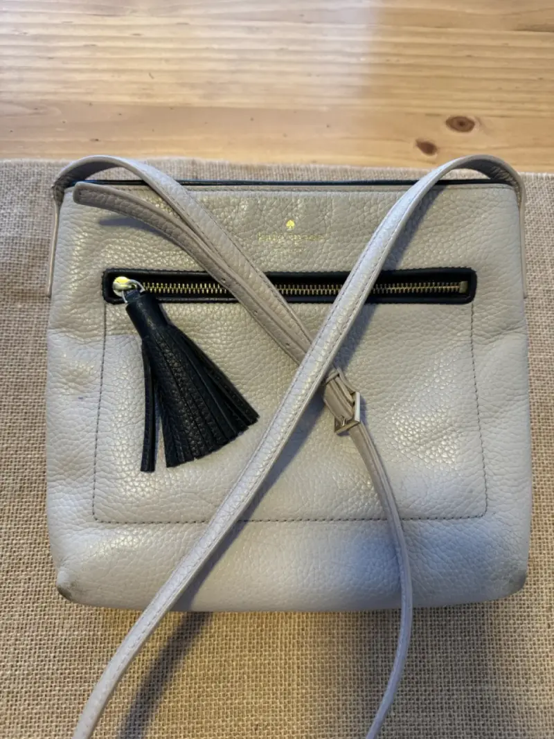 Cartera de cuero gris Kate Spade con borla - 1