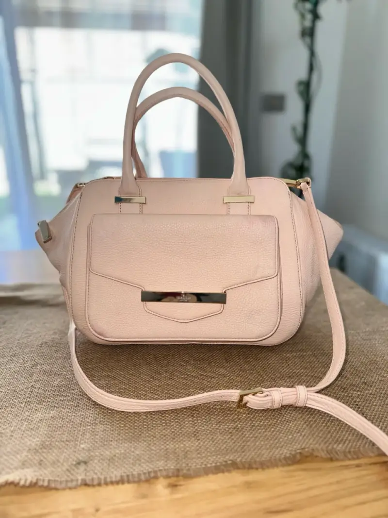 Cartera de cuero rosado con correa ajustable - 1