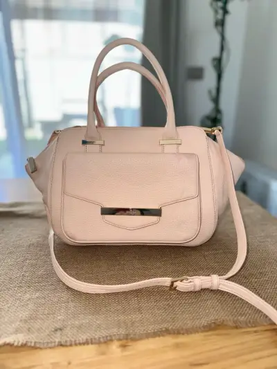 Cartera de cuero rosado con correa ajustable - miniatura 1