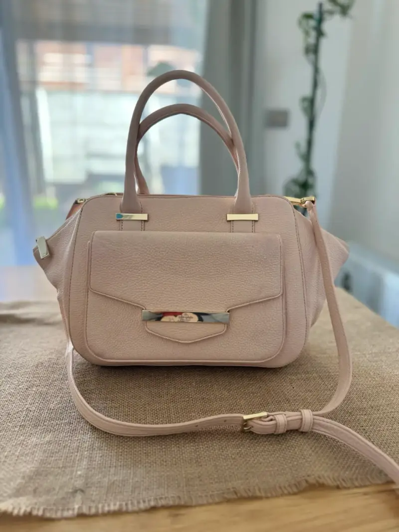 Cartera de cuero rosado con correa ajustable - 3