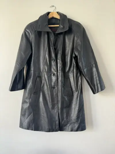 Abrigo de cuero negro para mujer - miniatura 1