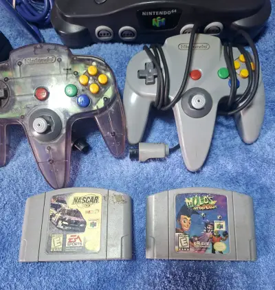 Consola Nintendo 64 con dos controles - miniatura 1