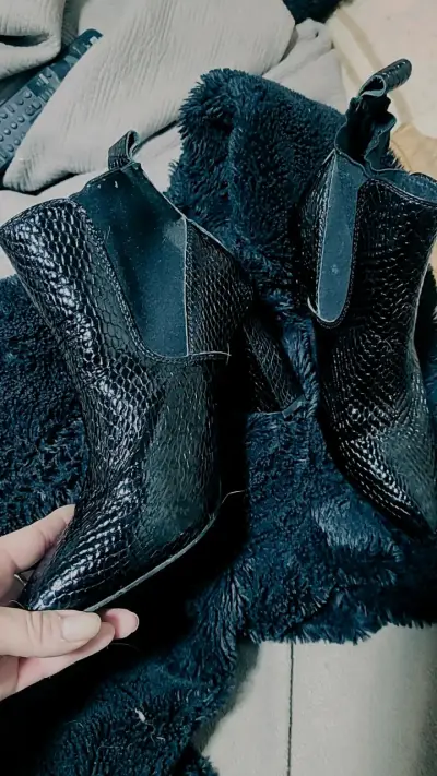 Botines negros de cuero con textura - miniatura 1