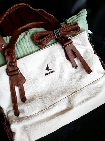 Bolso de cuero sintético blanco con detalles marrones - miniatura 1