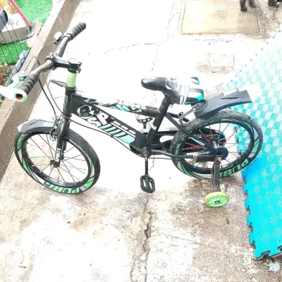 Bicicleta infantil negra con rueditas - miniatura 1