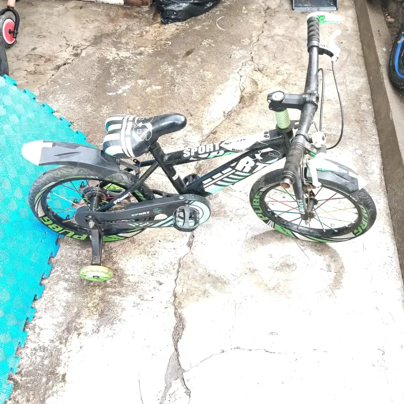 Bicicleta infantil negra con rueditas - 2