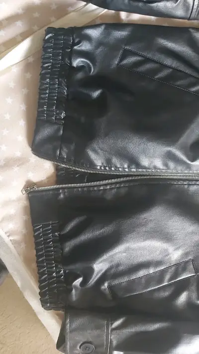 Chaqueta de cuero sintético negra de Shein talla S - miniatura 4