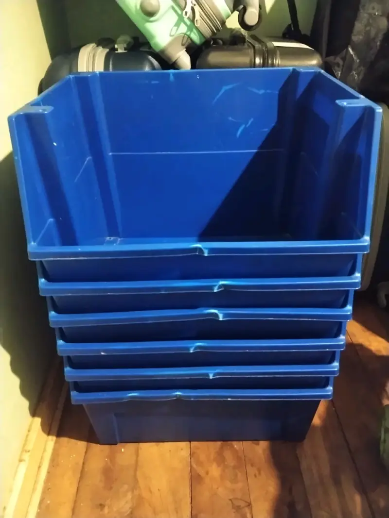 Cajas de almacenamiento plásticas azules apilables - 1